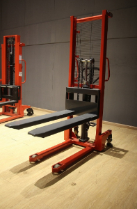 Offer about 3T Hand Pallet Stackers from UAE