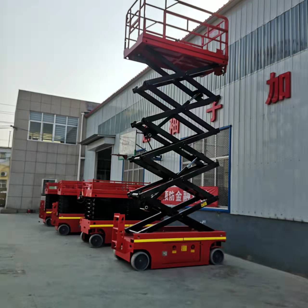 Self Propelled Hydraulic Scissor Lift 1000Kgs 12meters made in china-2.jpg